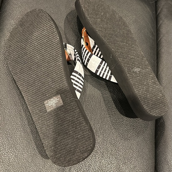 Brand new Tommy Hilfiger toe post SANDALS - Picture 4 of 5